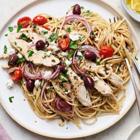 Tender grilled chicken, ripe cherry tomatoes, and briny Kalamata olives tossed with spaghetti in a vibrant Greek Chicken Spaghetti.